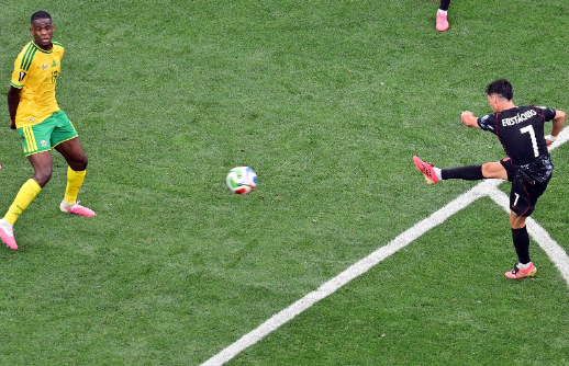 世界杯1/16决赛：欧斯塔基奥补时绝杀，加拿大1-0南非